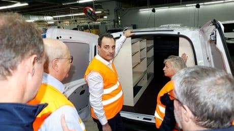 El nuevo CEO de Stellantis visita la fábrica de Vigo