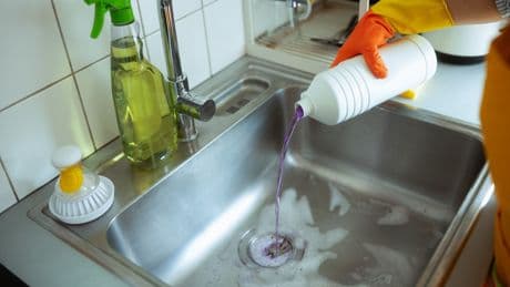 Teurer Reinigungsfehler: So ruinieren viele ihren Abfluss – ohne es zu merken