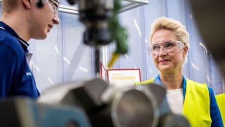 Berufsorientierung: Schwesig wirbt für Firmen-Patenschaften mit Schulen