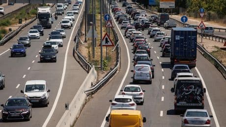 La DGT recomienda a los conductores que circulen con el depósito de combustible lleno: “Será de gran ayuda en retenciones, accidentes o inclemencias meteorológicas imprevistas”