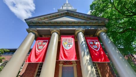 Un juez bloquea el veto de Trump a los alumnos internacionales de Harvard