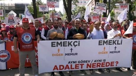 Eğitim-Bir-Sen, hükümetin düşük zam teklifini MEB önünde protesto etti