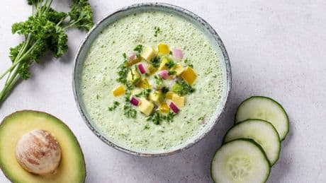 Nicht nur Minestrone: 3 Sommer-Suppen, die für Abkühlung sorgen