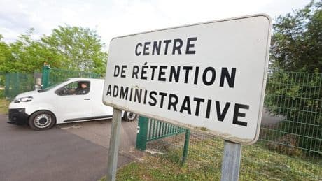 Immigration : comment la droite sénatoriale veut mettre les associations à la porte des centres de rétention administrative