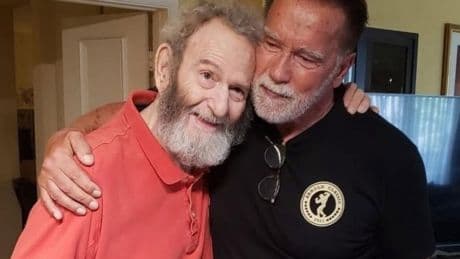 Emocionante visita de Schwarzenegger a John Milius, director de Conan y enfermo terminal