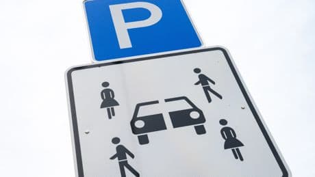 Kaum bekannt: Das steckt hinter dem Verkehrszeichen mit dem halbierten Auto