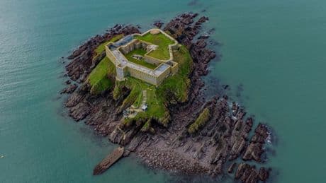 El impresionante fuerte victoriano de la isla de Thorne (frente a la costa de Gales) a la venta por 3,5 millones de euros
