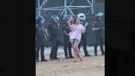 Tres detenidos y ocho denunciados por enfrentarse y tirar objetos a los Mossos en Mataró