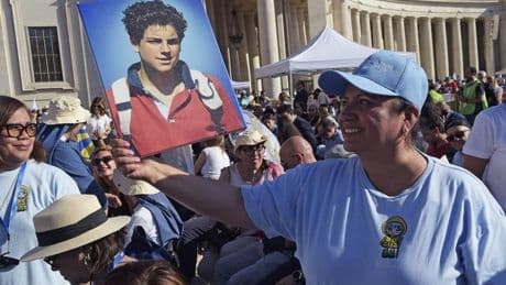 El Papa León XIV proclama santo al 'influencer de Dios' ante 70.000 personas en Roma