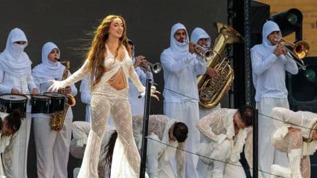 Lola Índigo, apoteósica con David Bisbal, Quevedo y otras apariciones estelares