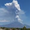 En Italie, l'Etna entre en éruption et crache un énorme panache de cendres et de gaz