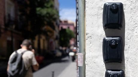 Consumo ordena a Airbnb bloquear 66.000 anuncios de alquileres turísticos ilegales