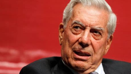 «Mario Vargas Llosa était de France» : Emmanuel Macron rend hommage au «génie des lettres» hispano-péruvien