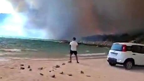 Sardegna: fiamme a ridosso della spiaggia di Villasimius. Bagnanti in fuga
