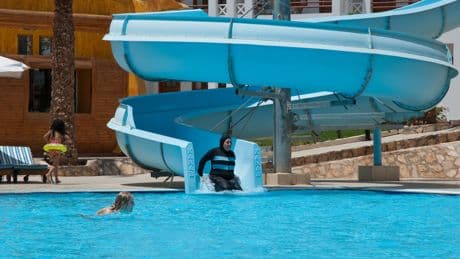 Burka y piscina: un colegio catalán incluye la prenda de baño 'burkini' en el viaje de fin de curso