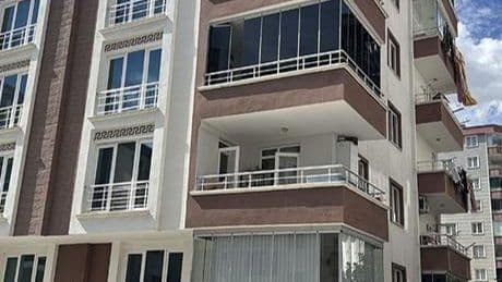 Samsun'da genç kız perde takarken 3. kattan düştü