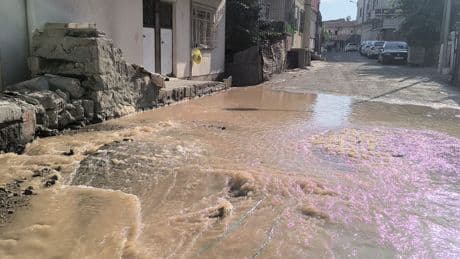 İçme suyu hattı patladı, çarşı merkezi sular altında kaldı