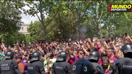 ¡Apoteósica llegada del Barça a Montjuïc!