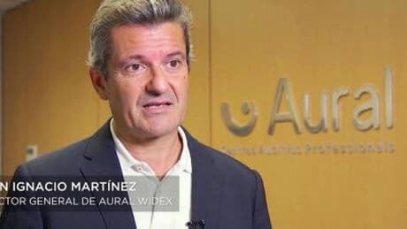 Juan Ignacio Martínez, director de Aural Centros Auditivos: "Bosteza, traga o mastica chicle durante el despegue y el aterrizaje"
