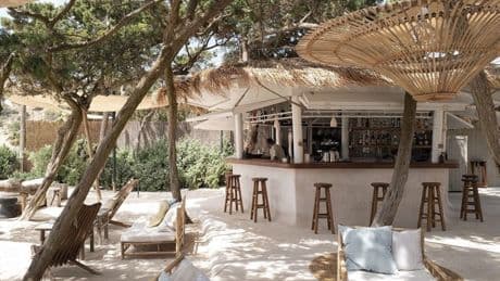 El chiringuito más deseado: está en Ibiza, se come con champán y tiene lista de espera
