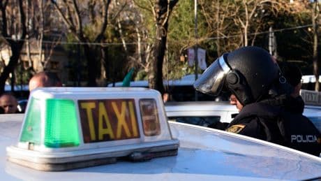 Una pareja india recupera un bolso con 4.000 euros olvidado en un taxi de Sevilla