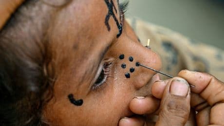 Pakistan : la disparition annoncée des tatouages féminins chez les Hindous du Sindh