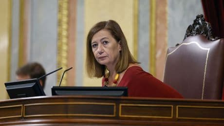 El PSOE y sus socios aprueban su comité para expulsar a periodistas molestos y Armengol lo justifica en la prensa