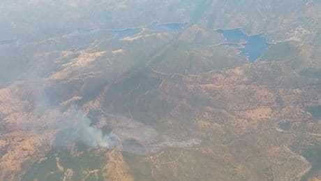 Un rayo, posible causa del incendio forestal en la Sierra de Andújar: once medios aéreos trabajan para estabilizarlo