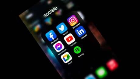 Senza patente sui social si finisce fuori strada