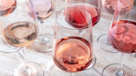 Notre sélection de vins rosés à moins de 10 euros pour vous accompagner en vacances tout l’été