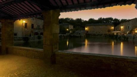 Bagno Vignoni, l?incanto del giardino dei libri tra le antiche terme romane