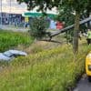 Wagen belandt in gracht na botsing met ander voertuig in Grotenberge: één persoon gewond naar ziekenhuis