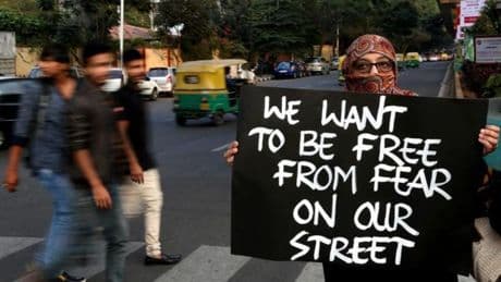 Una joven de 19 años violada reiteradamente por 23 hombres durante seis días en la India