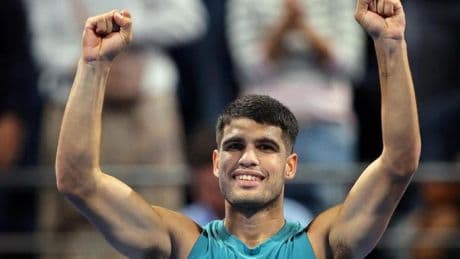 Alcaraz doblega a Cilic en su estreno en Doha