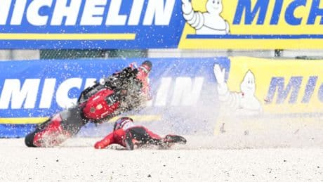 Marc Márquez se va al suelo y Bezzecchi recoge el testigo en la sprint