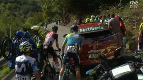 Doce detenidos por cortar el paso de la Vuelta en plena etapa en Asturias