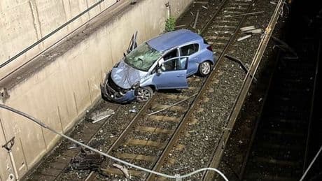 Duisburg: Auto stürzt sechs Meter tief in einen U-Bahn-Schacht