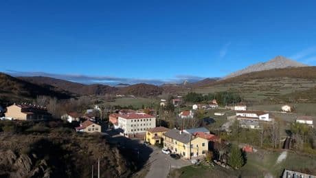 Una ruta de leyenda en Palencia entre bosques y construcciones históricas