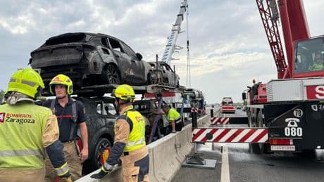 El complicado incendio de un camión con coches híbridos en la A-2 en Zaragoza provoca largas retenciones