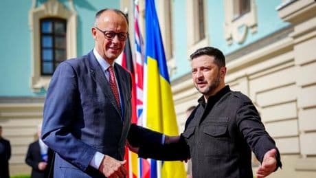 Merz in Kiew: Selenskyj und Verbündete fordern Waffenruhe ab Montag