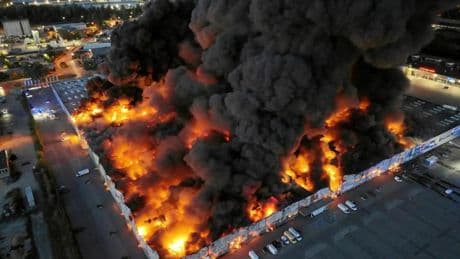 Polonia acusa a Rusia de provocar el incendio que arrasó el centro comercial más grande de Varsovia en 2024
