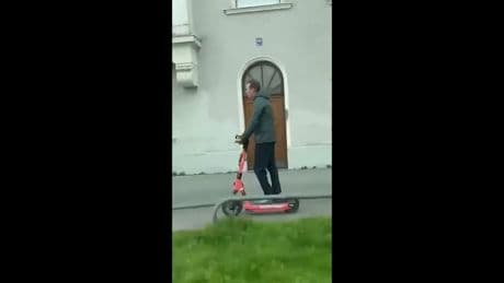 Lässig auf dem E-Scooter - Erkennen Sie DIESEN Ex-Bayern-Trainer?