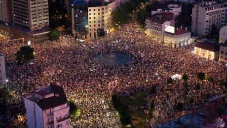 Nueva protesta masiva en Serbia para exigir elecciones anticipadas