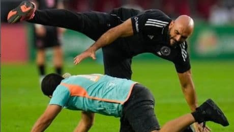 Suspenden de sus funciones al guardaespaldas de Messi tras empujar a varios futbolistas rivales en una tangana