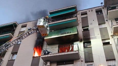 Extinguido un incendio en un piso de Sarrià de Ter que ha causado una veintena de heridos