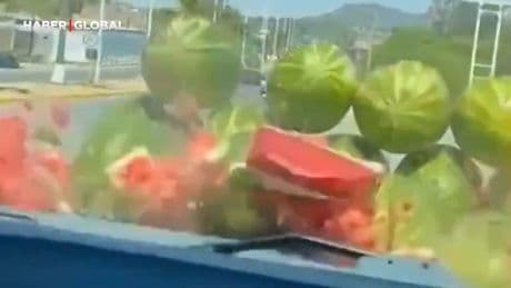 Malatya’da araçlarıyla karpuz tezgahına daldılar, “canımız sıkıldı” diyerek paylaştılar