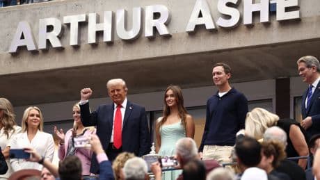 Sonoro abucheo para Donald Trump en su regreso al tenis: “Su régimen fascista no es bienvenido”