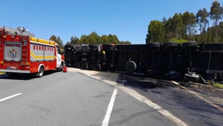 Retenciones en la A-6: vuelca un camión que transportaba 40 toneladas de cerveza