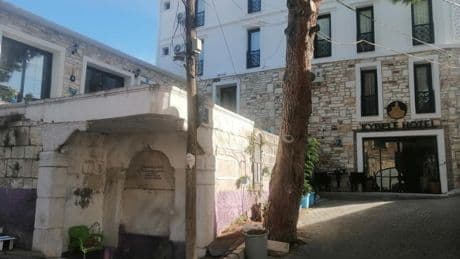 Sit alanındaki "Kaçak otel"e işlem yapmayan Foça Belediyesi'ne soruşturma izni