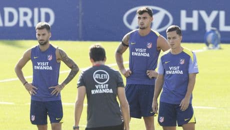 Simeone se lleva 23 futbolistas a Barcelona con Raspadori como novedad